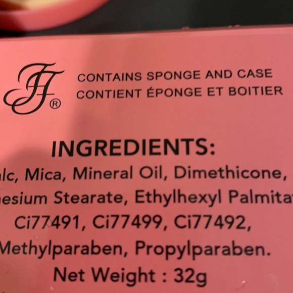 Fashion Fair Perfect Finish press powder - Picture 3 of 11